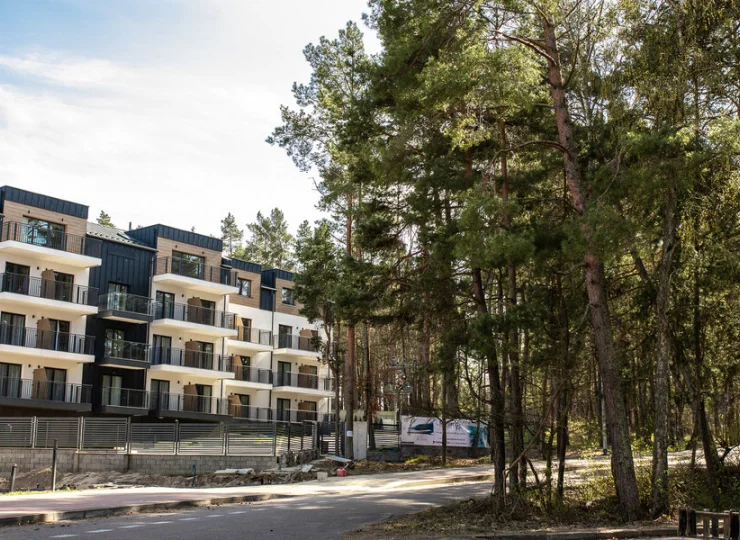 Resort Mariner sąsiaduje z nadmorskim lasem