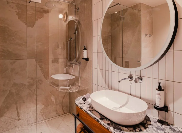 W nowoczesnych łazienkach zadbano o komfortowe kabiny i lustra
