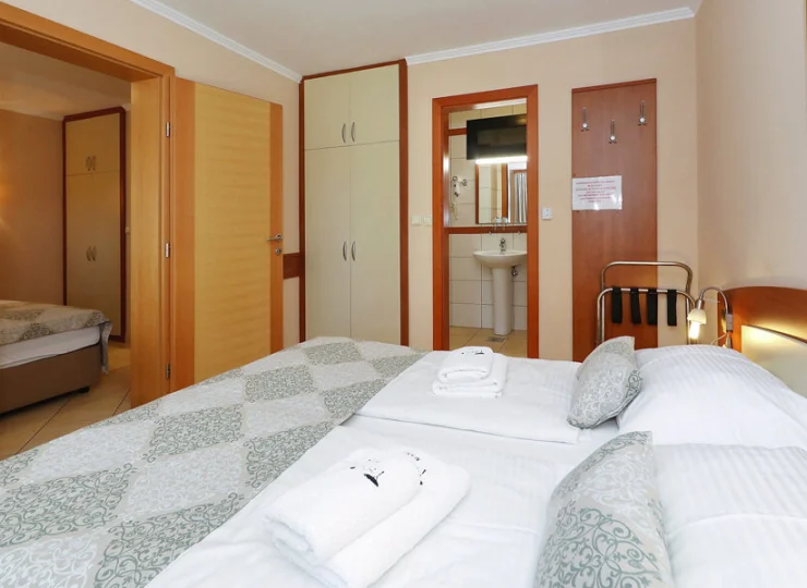 Pokój 4-osobowy składa się z dwóch sypialni