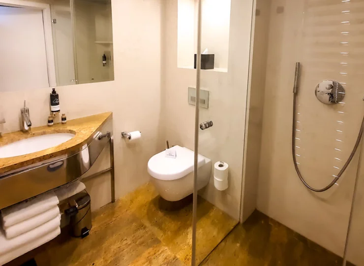 Łazienki są nowoczesne, wyposażone w kabiny prysznicowe i suszarki do włosów
