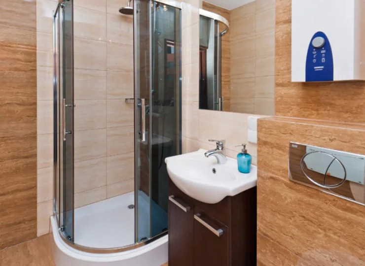 Łazienki są wyposażone w kabiny prysznicowe i suszarki do włosów