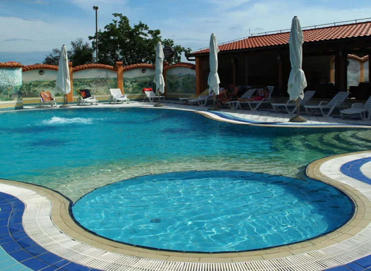 W miesiącach letnich hotel dysponuje zewnętrznym basenem