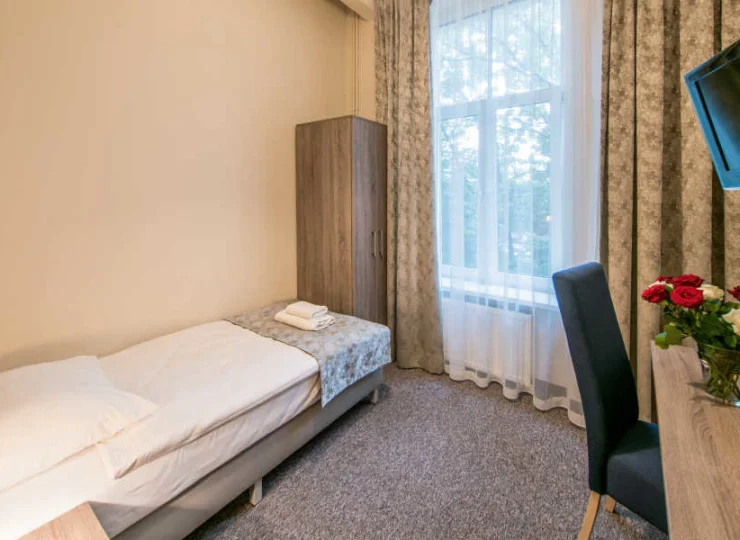 Goście mogą zakwaterować się w pokojach 1- i 2-osobowych