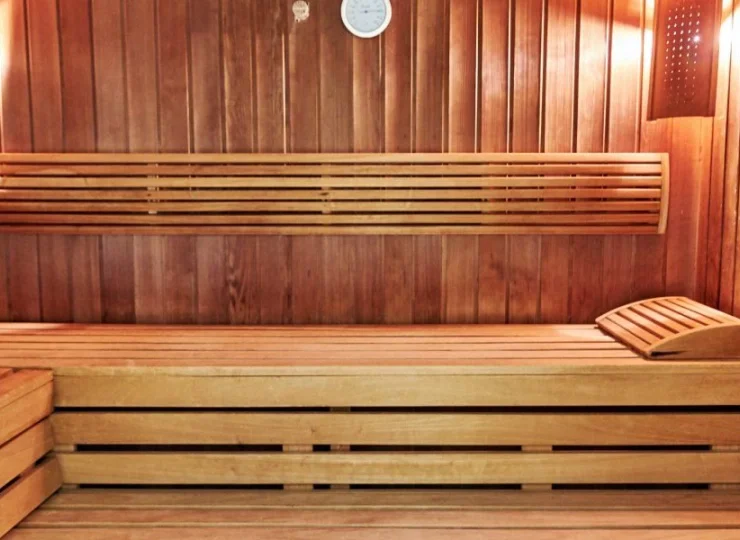 W hotelowej strefie wellness znajduje się basen, sauna i jacuzzi