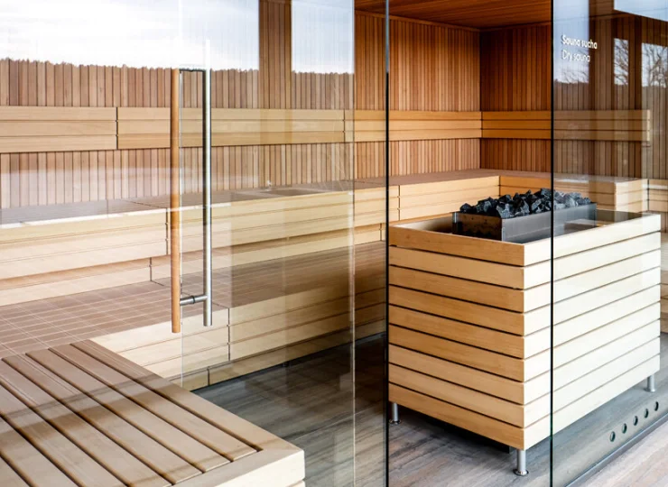 Pośród usług wellness mieści się strefa saun z sauną suchą i parową