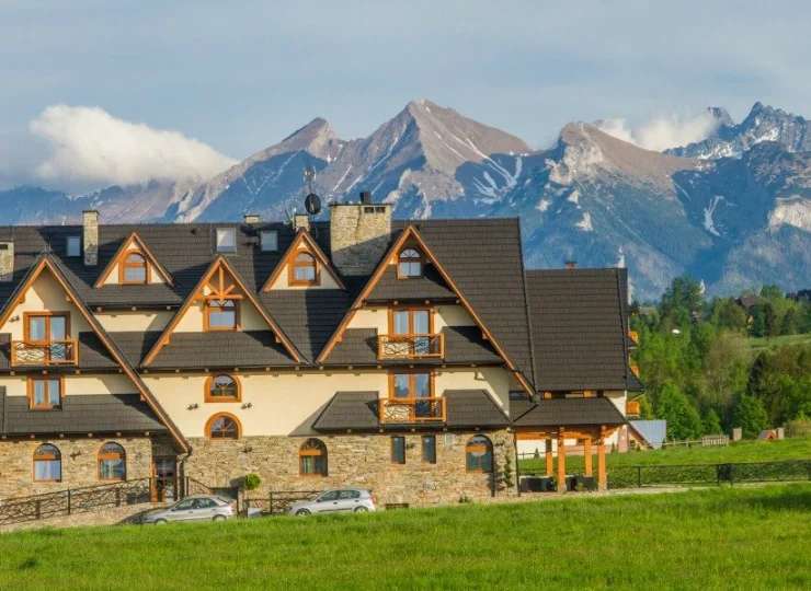 Z okien pensjonatu roztacza się wspaniały widok na najwyższe polskie góry