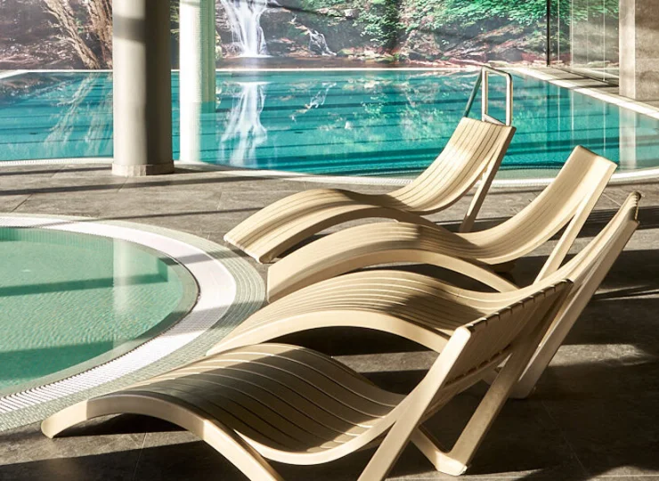 Leżaki przy basenach umożliwiają odpoczynek nad wodą