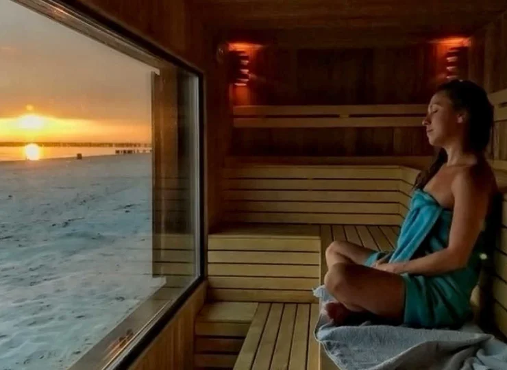 Można skorzystać z unikalnych saun z widokiem na Bałtyk na plaży tuż obok