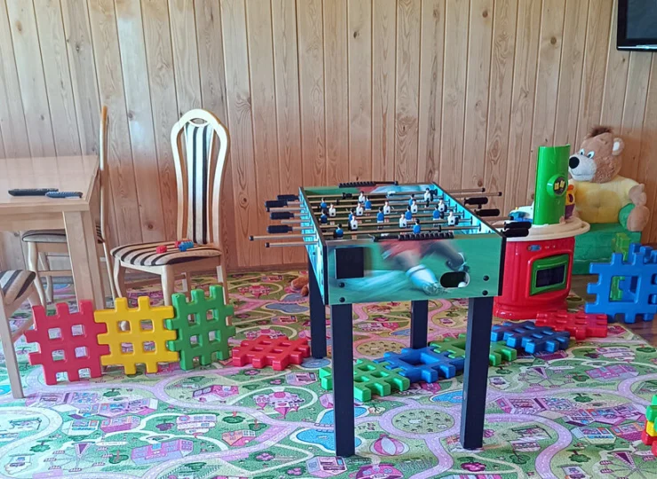 Przygotowano tutaj różne zabawki i miejsca do siedzenia dla rodziców
