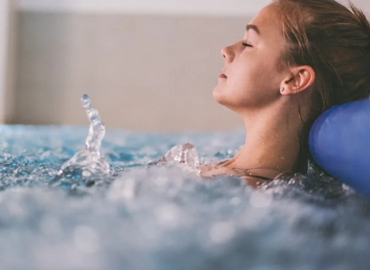 W sąsiedztwie basenu przygotowano odprężające jacuzzi