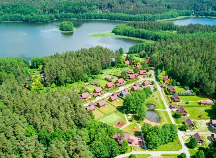 Warmia Resort to 20 całorocznych willi położonych nad jeziorem Giłwa