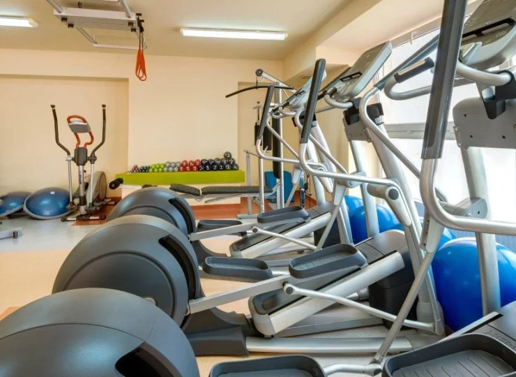 Aktywni goście mogą skorzystać z dobrze wyposażonej sali fitness