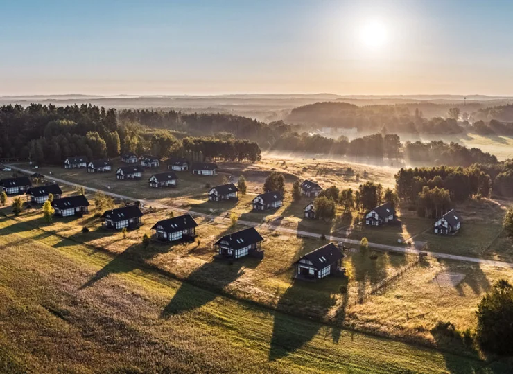 Domki znajdują się w oddaleniu od siebie, stwarzając intymne warunki