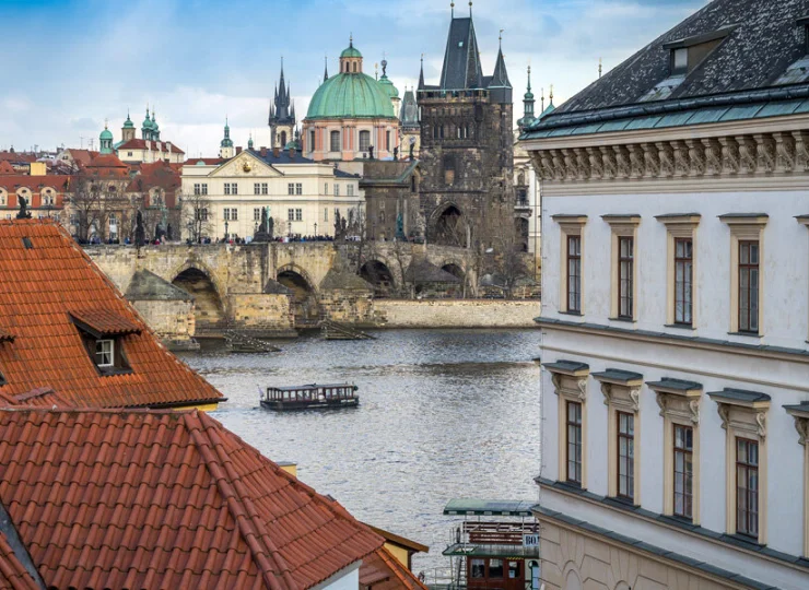 Tuż obok mieści się słynny Most Karola wiodący z Malej Strany na rynek