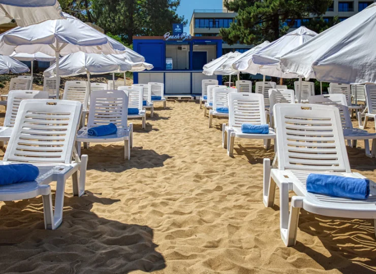 Dla miłośników słońca i morza bar na plaży oferuje orzeźwiające napoje