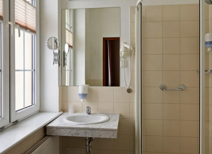 Każdy pokój posiada także prywatną łazienkę z kabiną prysznicową
