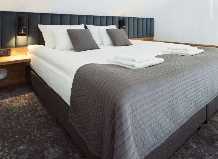 Wygodne podwójne łóżko na klimatyzowanej antresoli