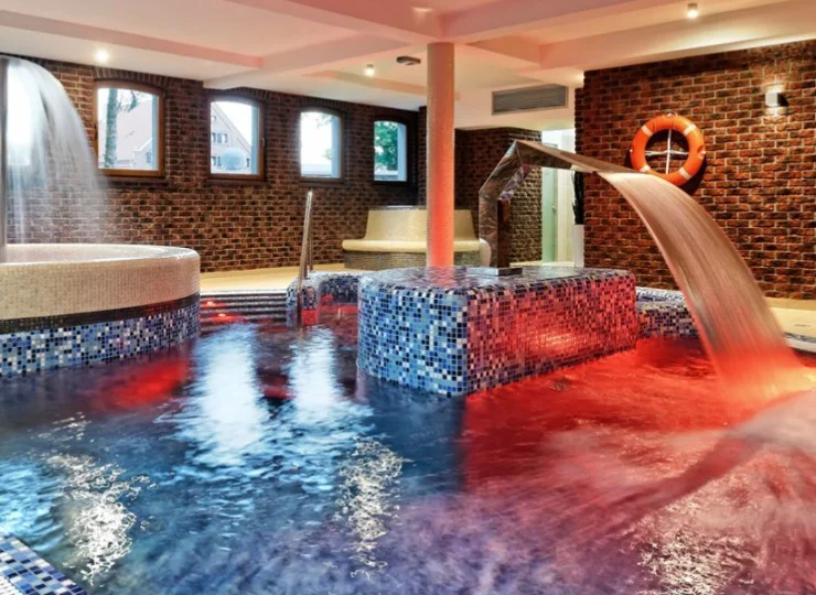 Luksusowy basen z atrakcjami wodnymi króluje w strefie wellness