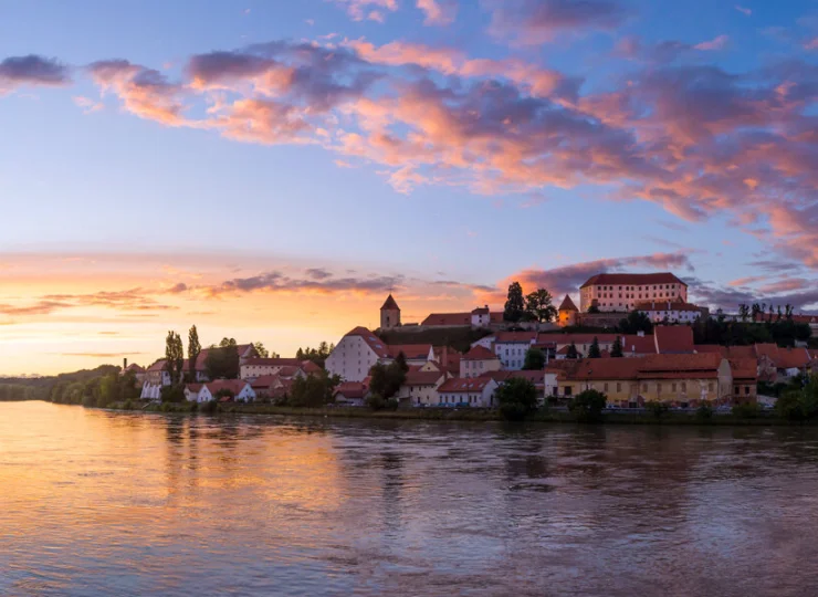 Ptuj jest malowniczo położony nad rzeką Drawą