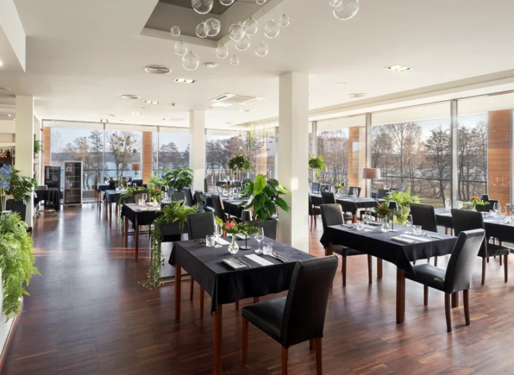 W hotelu mieści się elegancka restauracja z panoramicznym widokiem na jezioro