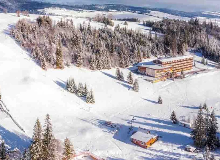 Tuż obok hotelu rozpościera się stok narciarki