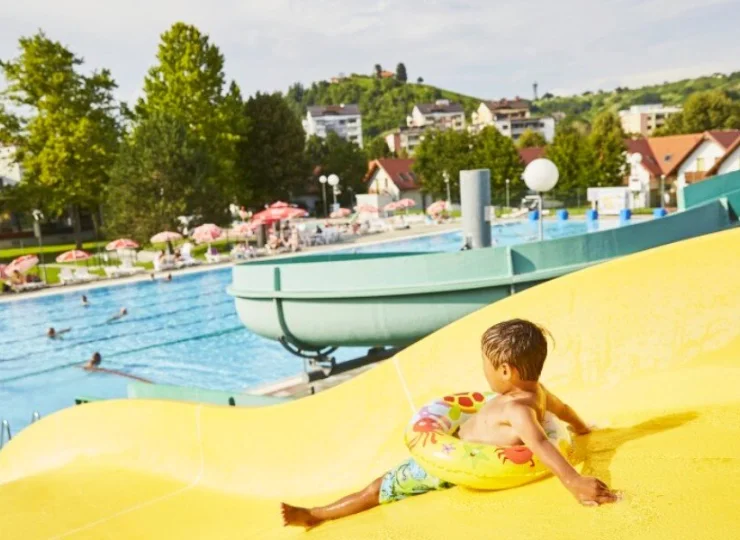 Zewnętrzny basen jest miejscem rekreacji dla całej rodziny