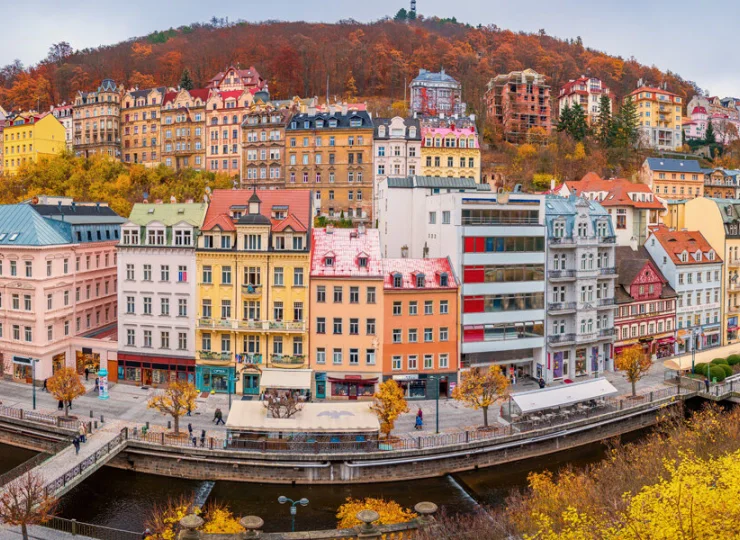 Mieści się w centrum uzdrowiska, u podnóża Jeleniego Skoku