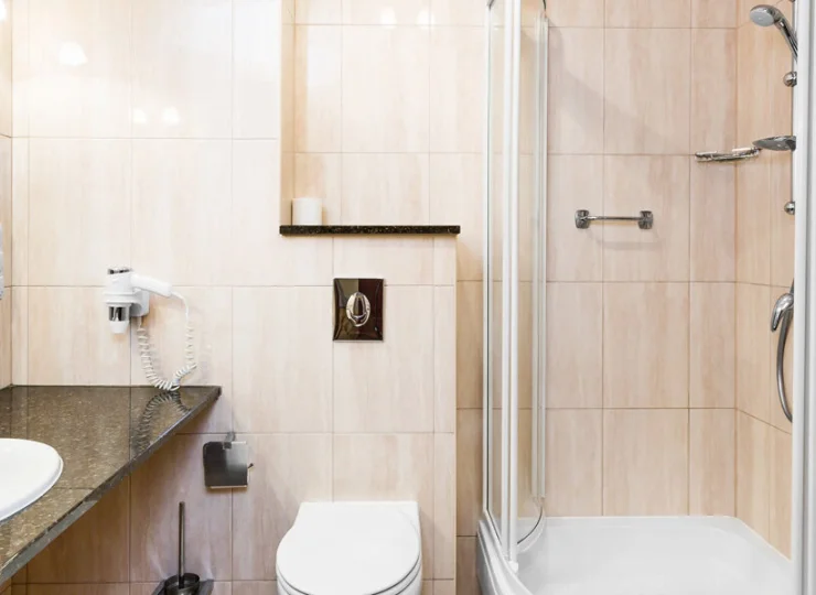W prywatnych łazienkach zamontowano kabiny prysznicowe i suszarki do włosów