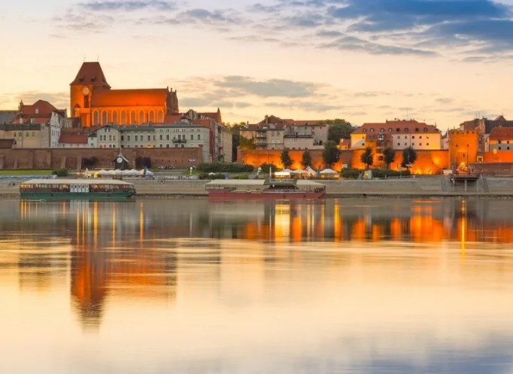 Atrakcje okolicy: Toruńskie Stare Miasto, panorama z drugiego brzegu Wisły