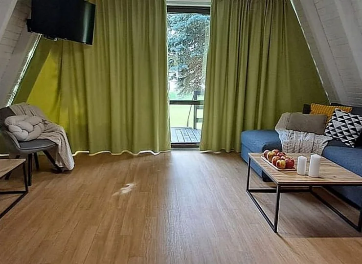 Domki są dwupoziomowe, na dole salon, osobna sypialnia i łazienka