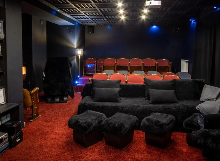 Przygotowano też salę kinową, w której są prezentowane seanse filmowe