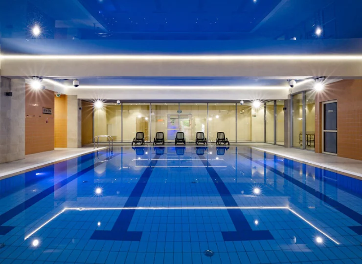 Hotel posiada rozległy basen pływacki oraz basen rekreacyjny