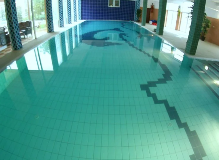Hotel dysponuje krytym basenem - w ofercie wejście na basen dla każdej z osób