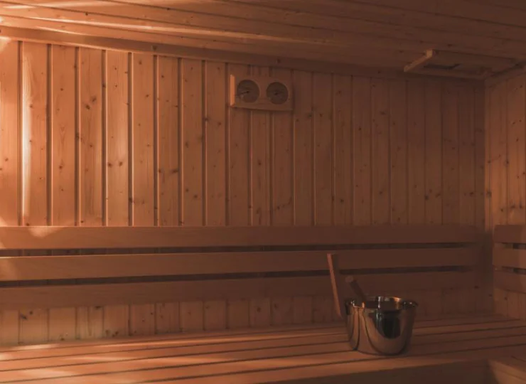 Na najniższej kondygnacji domów nr 3 i 5 znajduje się sauna