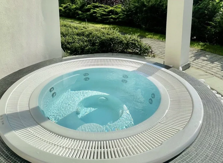 Hotel dysponuje także zewnętrznym jacuzzi