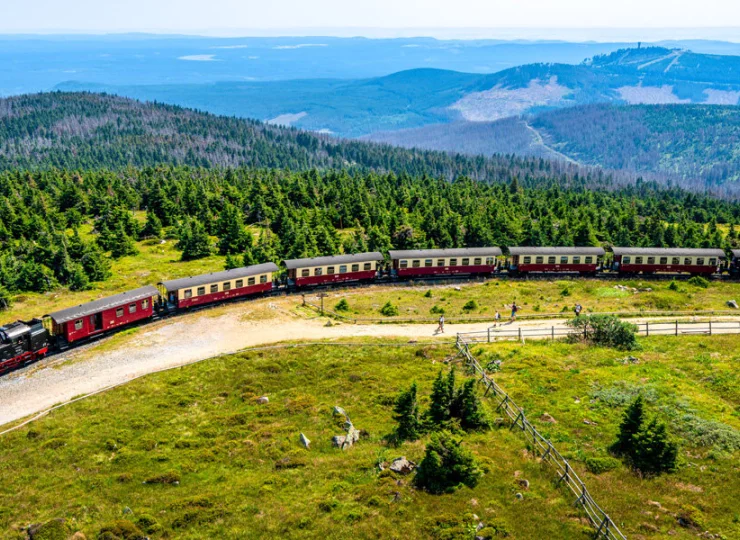 Atrakcją regionu jest kolejka wąskotorowa Brockenbahn w Górach Harzu
