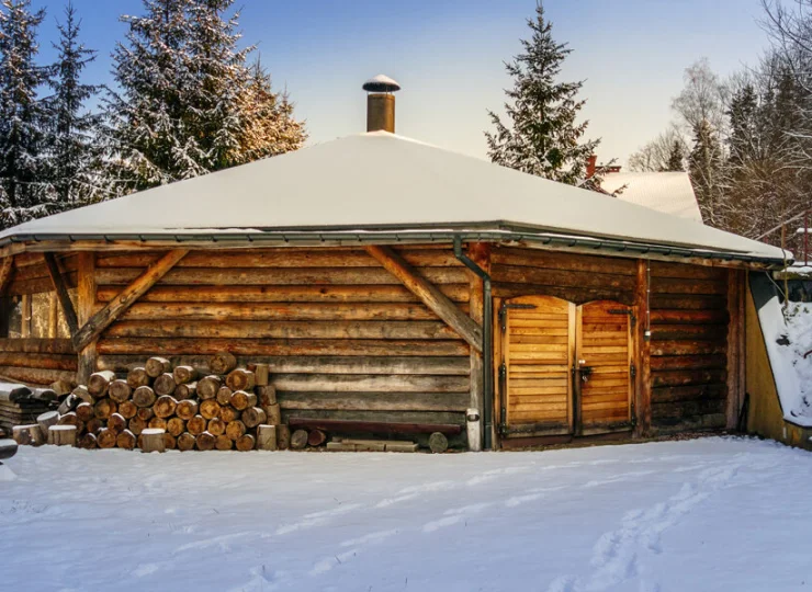 Obiekt oferuje wiatę grillową, salę restauracyjną i kawiarnię