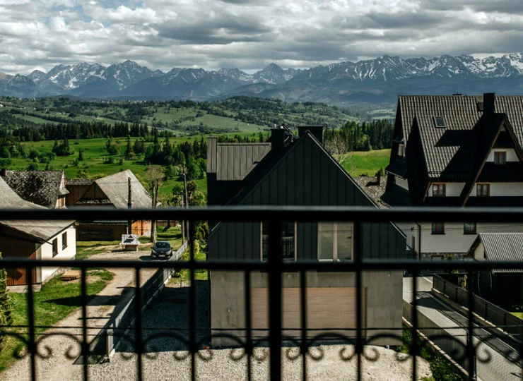 Z okien pokoi można podziwiać niezapomniany widok na Tatry