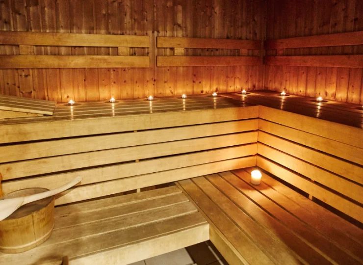 Goście mogą skorzystać z suchej sauny, dostępnej w strefie FIT