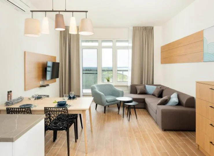 Salon 6-osobowego apartamentu jest przestronny, a całość ma 60-80 m2 pow.