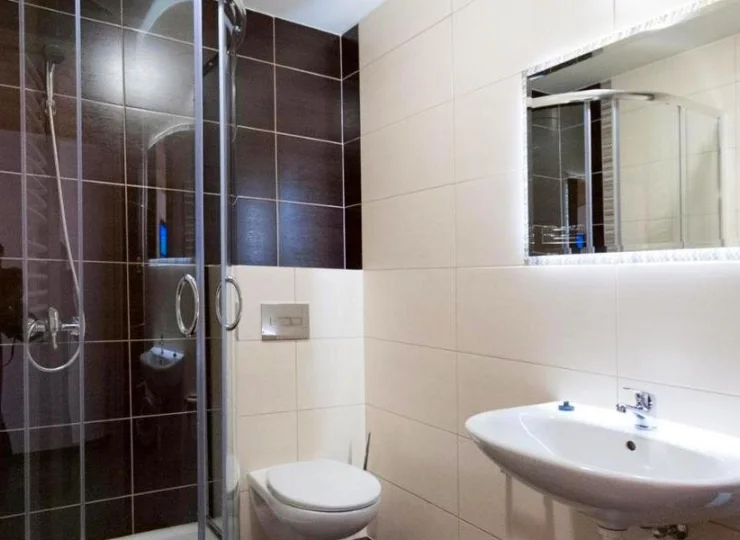 W prywatnej łazience znajduje się prysznic i suszarka do włosów