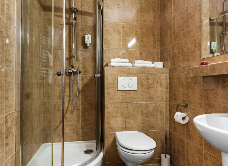 Łazienki wyposażone są w kabinę prysznicową i suszarkę do włosów