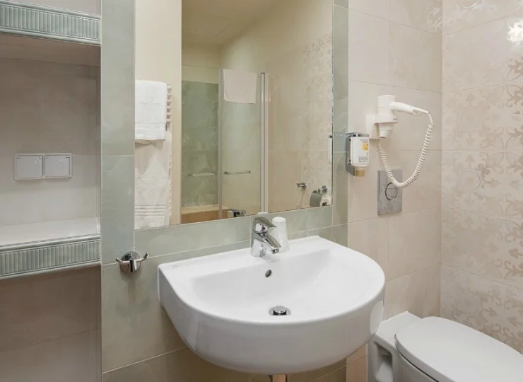 Łazienki z prysznicem wyposażono też w suszarki do włosów, kosmetyki i ręczniki
