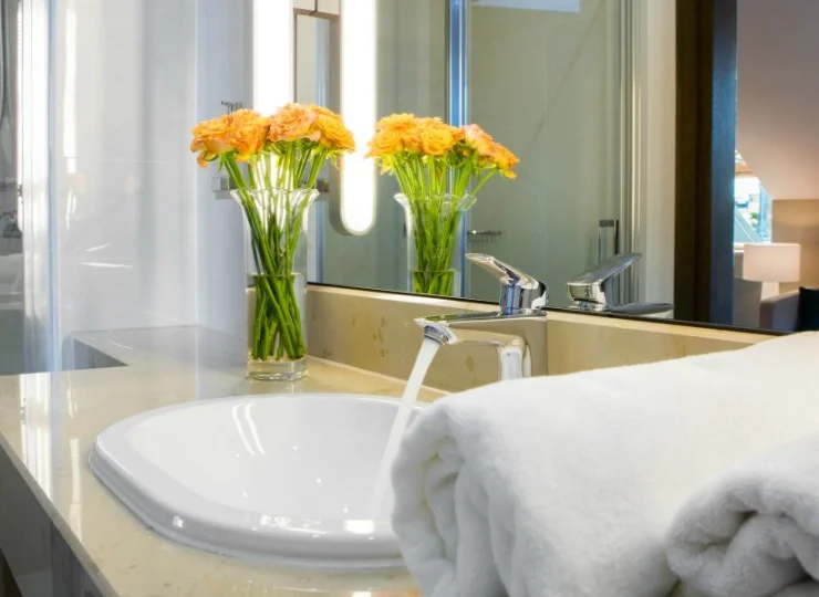 W gustownie urządzonych łazienkach goście znajdą komplet ręczników i kosmetyków