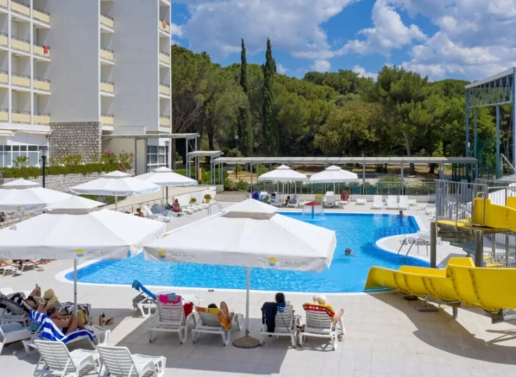 Hotel Adria*** posiada 2 baseny zewnętrzne, zjeżdżalnię i brodzik dla dzieci