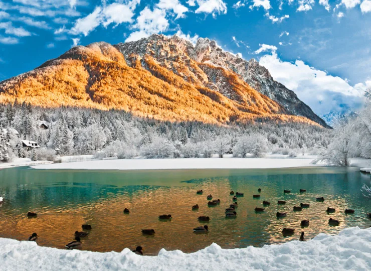 Zachwycające górskie jeziorka to cel nietrudnego zimowego spaceru