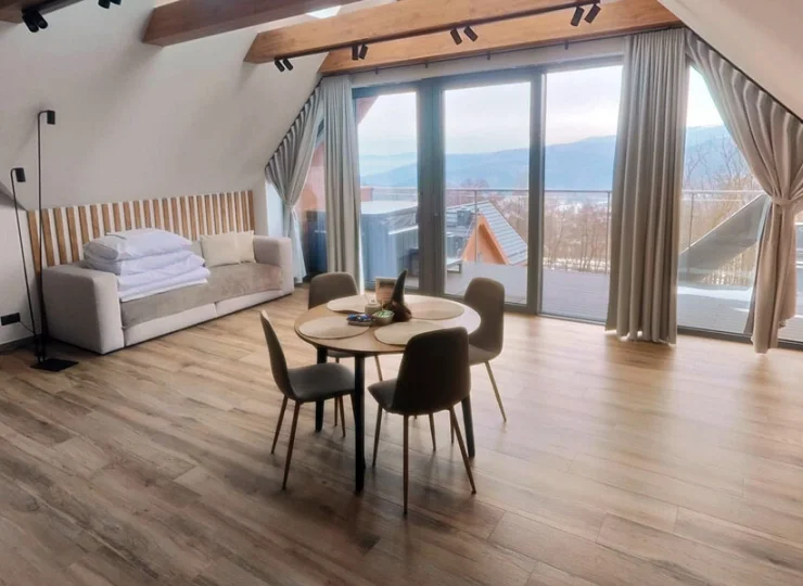 Jego wyróżnikiem są panoramiczne okna i duży balkon