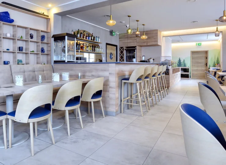 W Jagodowy Ski & Spa znajduje się nowoczesna restauracja z drink barem
