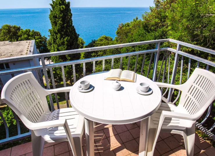 Wypoczynek na balkonie z widokiem na morze pozwala zapomnieć o codzienności