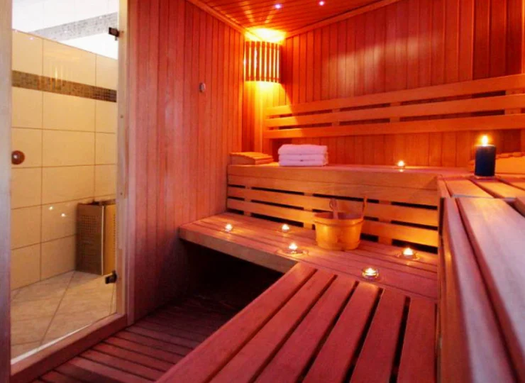 W obiekcie znajduje się sauna oraz grota solna